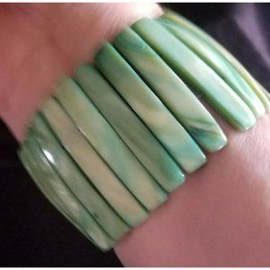 Vtg Gorgeous green mother of pearl shell cuff bracelet 1.75"stick beads streachy